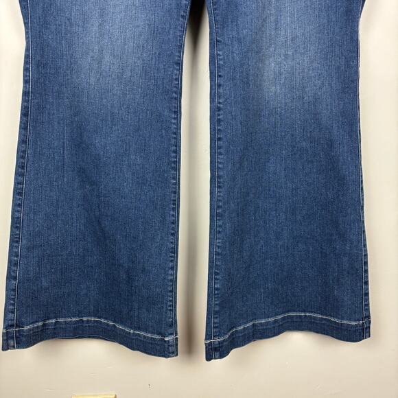 Torrid NWT Bombshell Flare Jeans 26 R Premium Stretch Denim - Picture 4 of 8